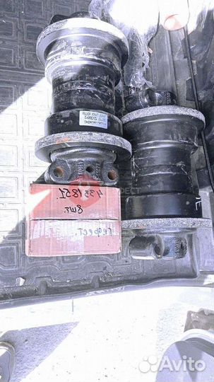 Каток поддерживающий Hitachi ZX225US-5G