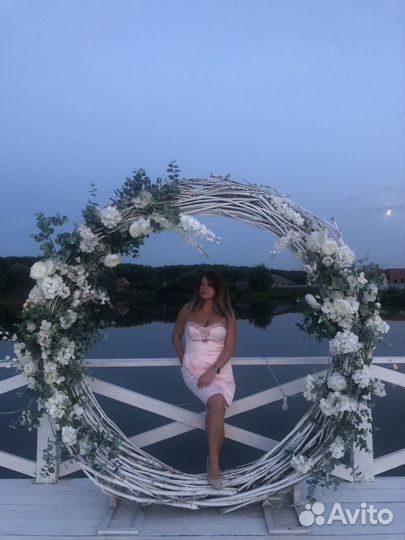 Ведущая на торжество