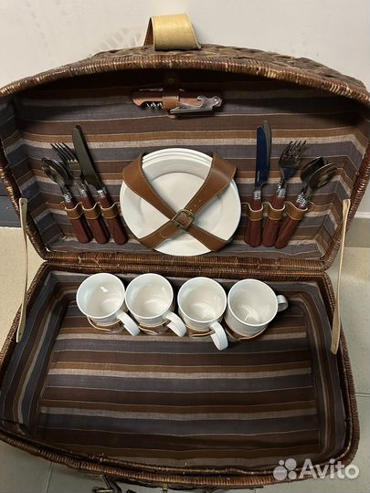 Набор для пикника в чемодане