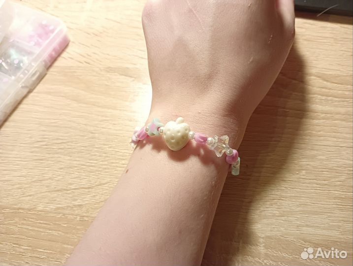 Браслет белая клубничка