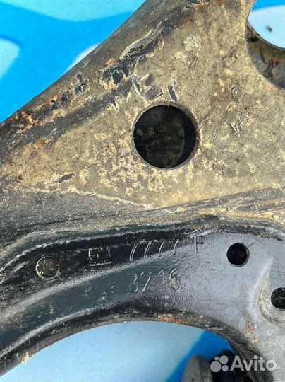 Рычаг передний правый 39021473