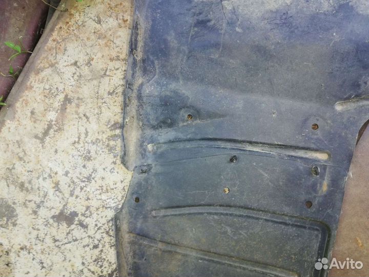 Пыльник двигателя Митсубиси Лансер 9