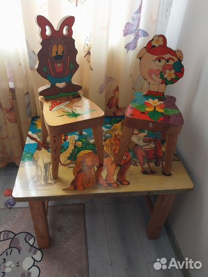 Детский стол и стулья