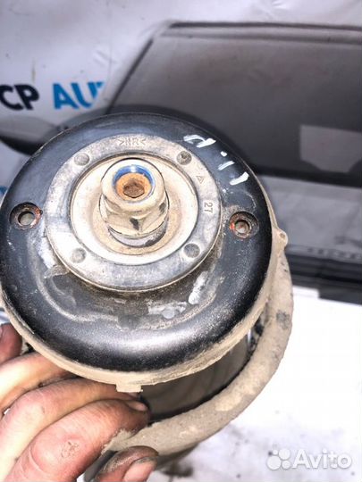 Амортизатор подвески передний правый Peugeot 308 1