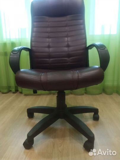 Офисное кресло руководителя