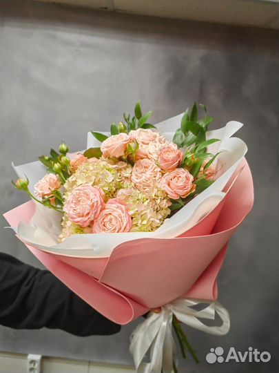 Букет с пионовидной кустовой розой и гортензией