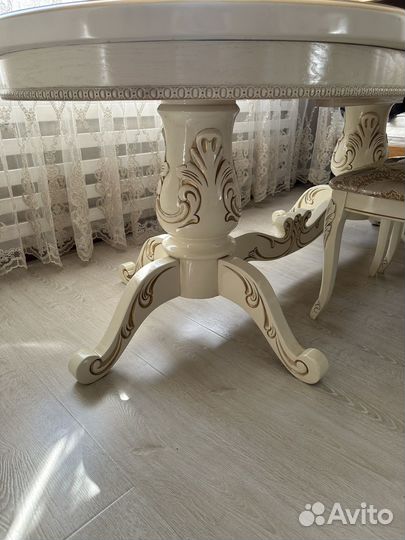 Стол со стульями