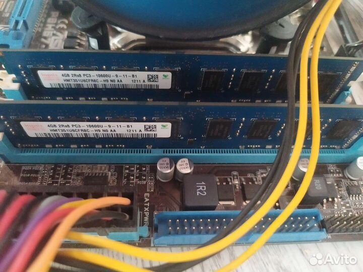 Игровой компьютер с монитором и клавиатурой