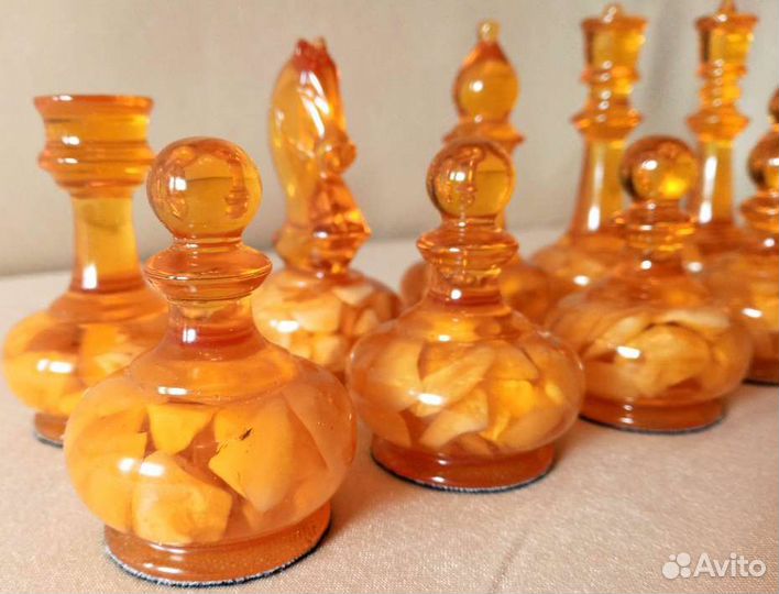 Шахматные фигуры янтарные