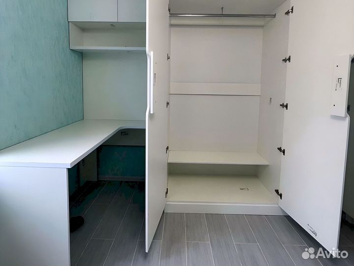 Рабочая зона со шкафом у окна