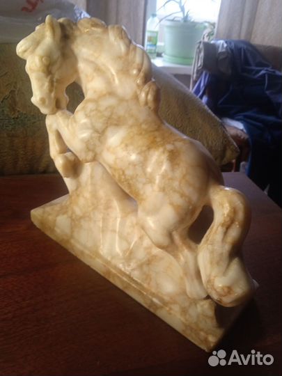 Конь. Резьба по мрамору