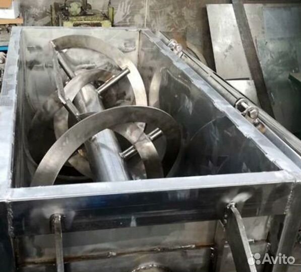 Горизонтальный смеситель с ленточной мешалкой