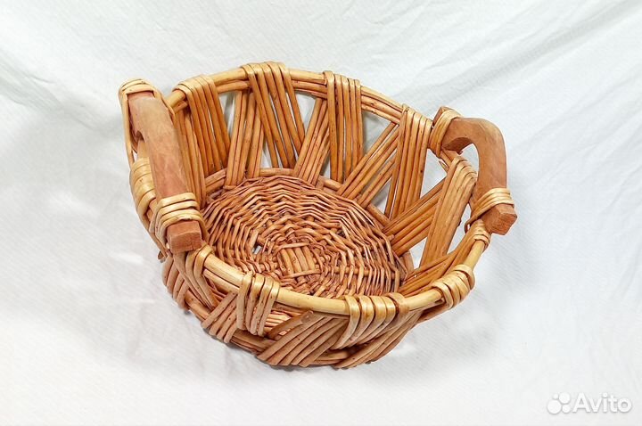 Корзина плетеная для фруктов. Новая