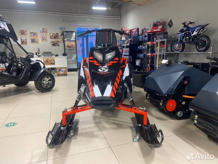 Мотобуксировщик Бурлак Страйк с лыжным модулем