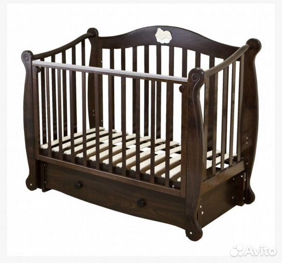 Детская кроватка с маятником