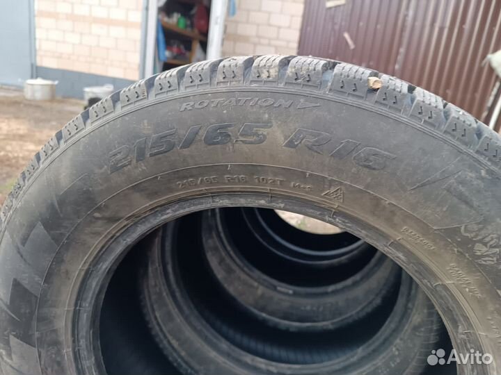 Pirelli Ice Zero 215/65 R16