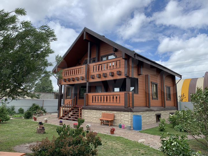 Коттедж 228 м² на участке 12 сот.