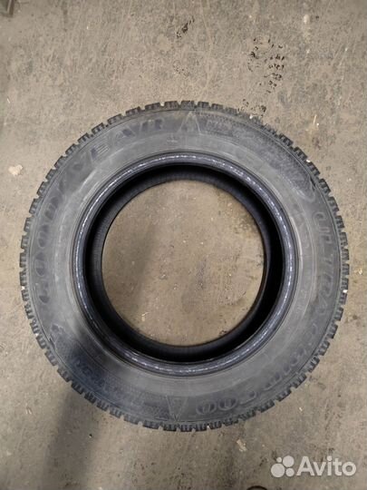 Goodyear UltraGrip 500 225/65 R17 102T