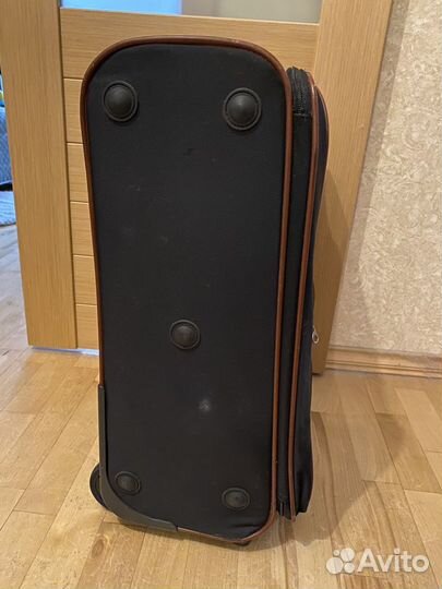 Чемодан на колесах samsonite