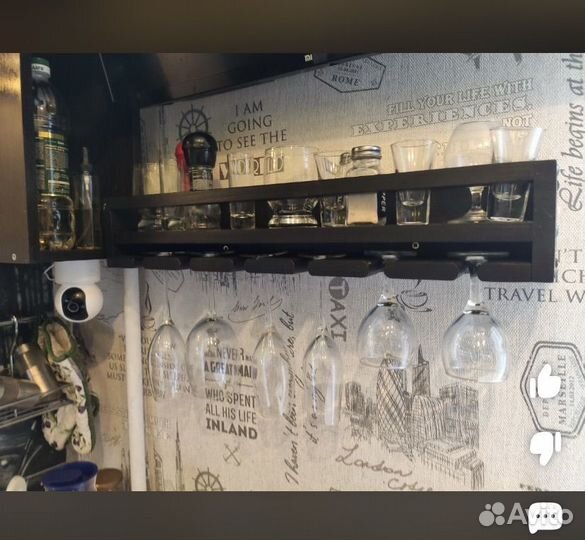 Полка с держателем винных бокалов