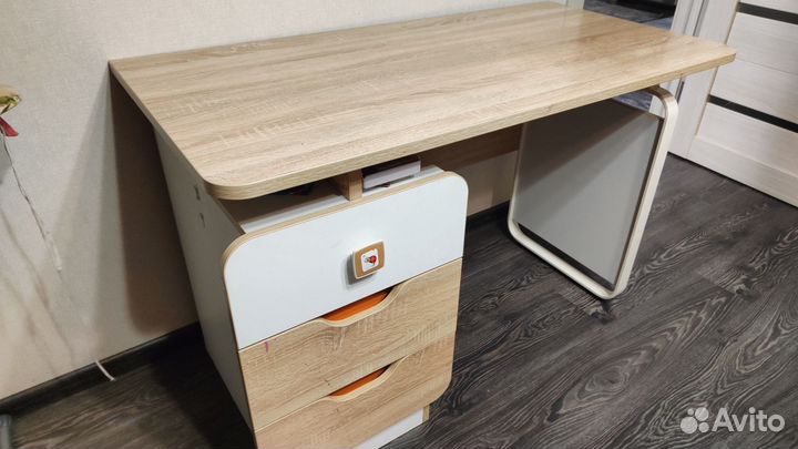 Детский письменный стол