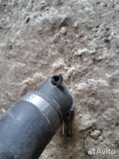 Патрубок радиатора на Volkswagen Touareg