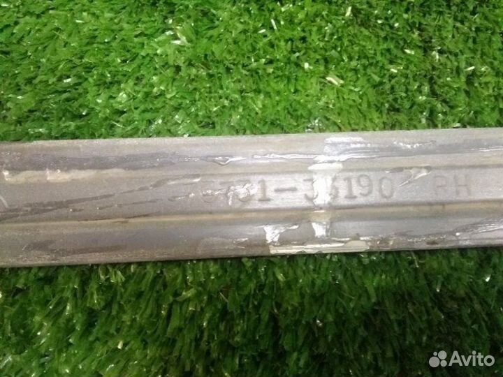 Молдинг на дверь передний правый Toyota Camry XV30