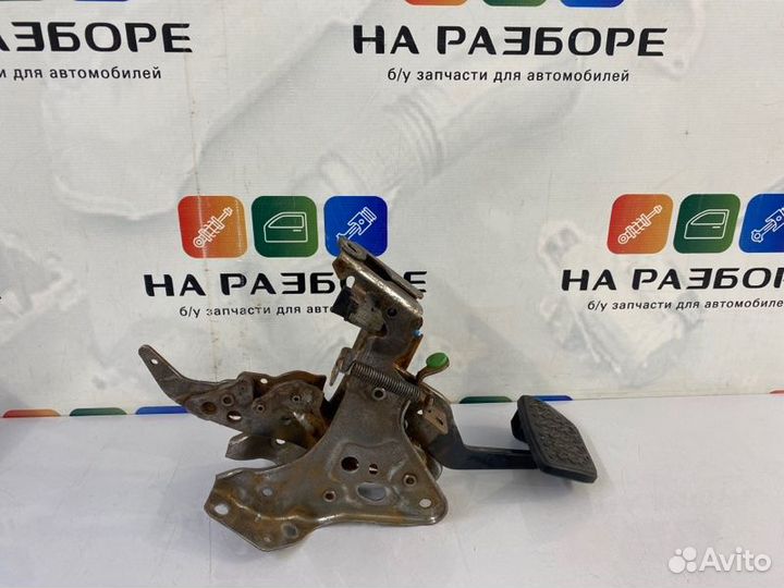 Педаль тормоза Toyota Camry XV70 2GR-FKS 2018