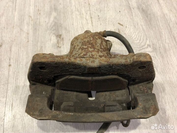 Суппорт тормозной передний правый Toyota Corolla