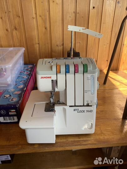 Оверлок бытовой Janome MyLock744D