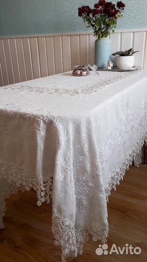Льняная скатерть с вышивкой и кружевом
