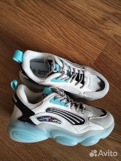 Кроссовки для девочки 35 размер новые