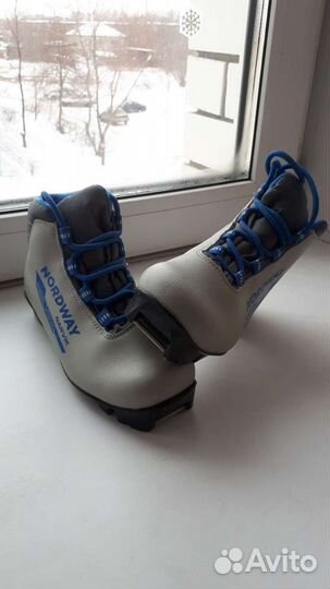 Продам лыжные ботинки размер 34