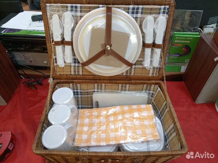 Набор для пикника на 6 персон в корзине