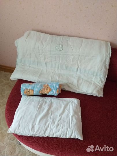 Детское одеяло и подушка в кроватку