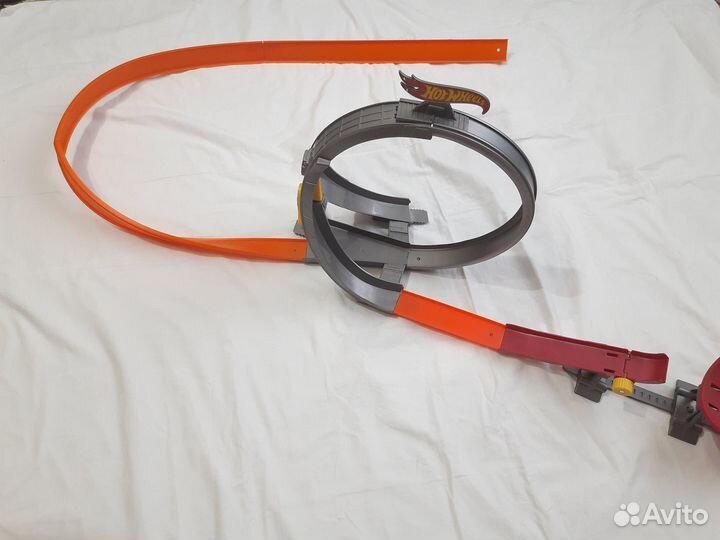 Hot Wheels - 19 машинок и 5 треков (3 настенных)