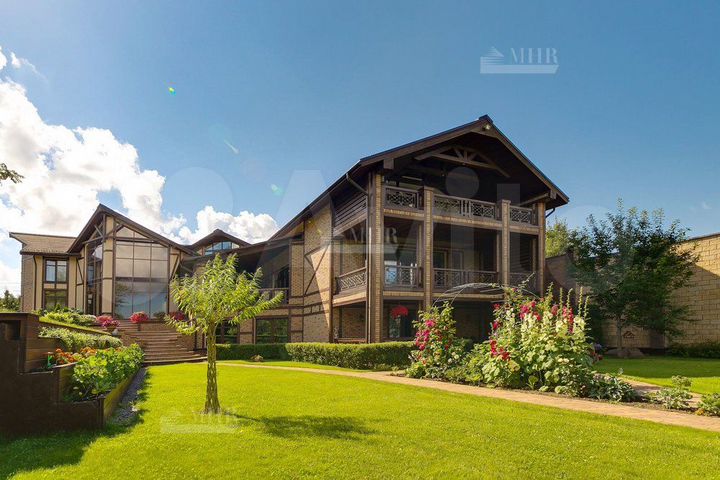 Дом 1400 м² на участке 43 сот.