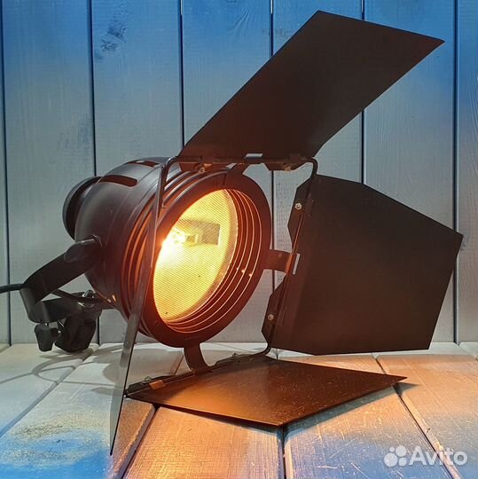 Прожектор (осветитель) галогенный студийный