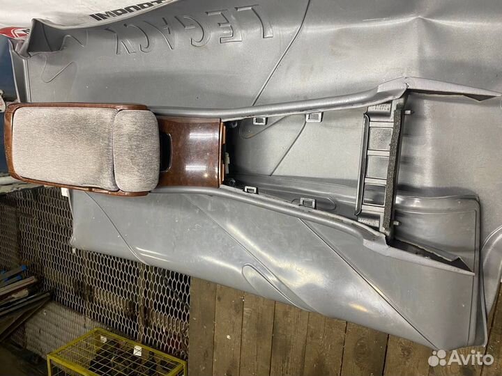 Подлокотник Toyota Crown