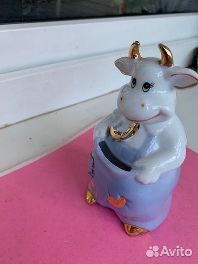 Фарфоровая статуэтка-копилка Коровка
