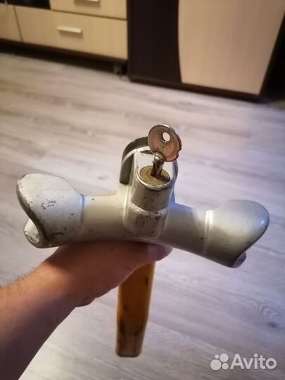 Замок противоугонный на руль автомобиля