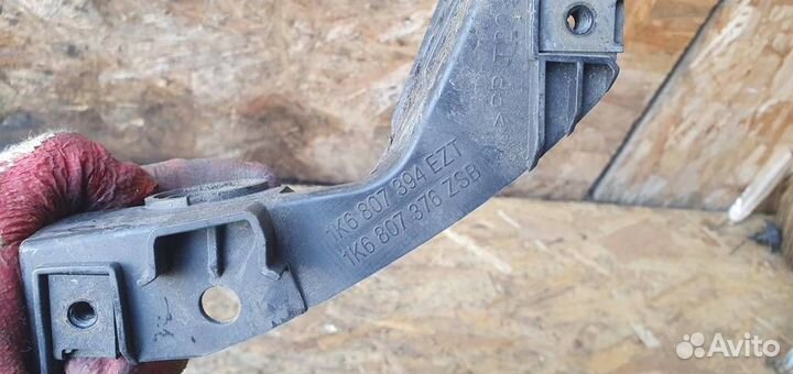 Направляющая заднего бампера правая Volkswagen Go