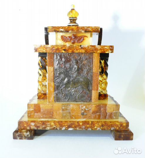 Настольные часы из янтаря