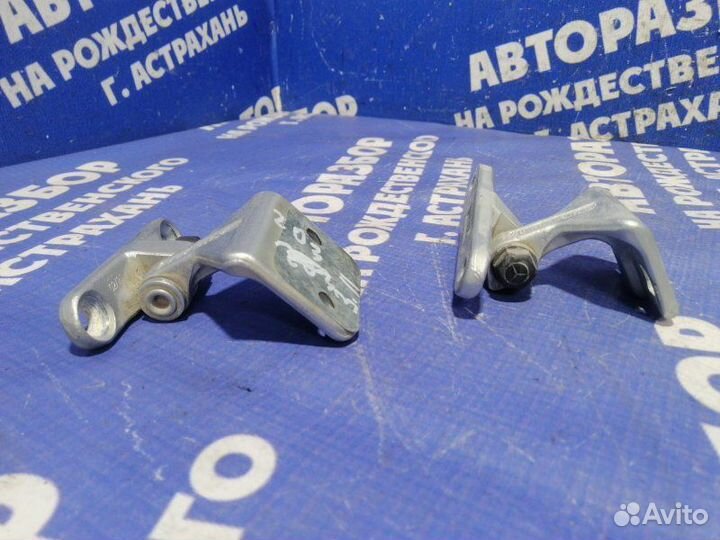 Петля двери Mercedes-Benz W203 седан 2002