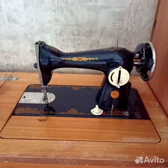 Швейная машинка с тумбой