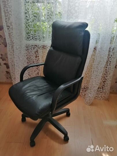 Офисное кожаное кресло