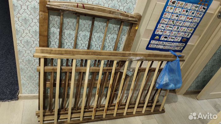 Детская кроватка с поперечным маятником