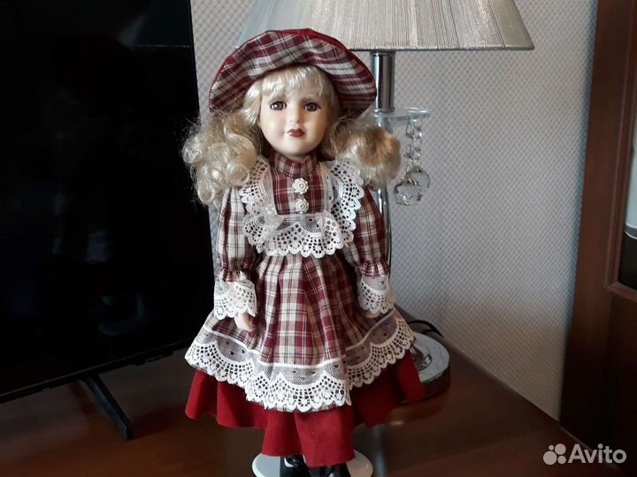 Кукла фарфоровая 40см