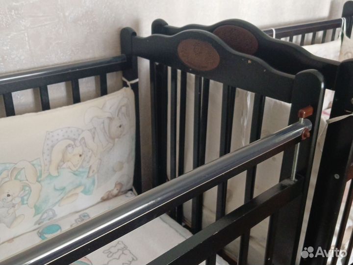 Детская кроватка с поперечным маятником