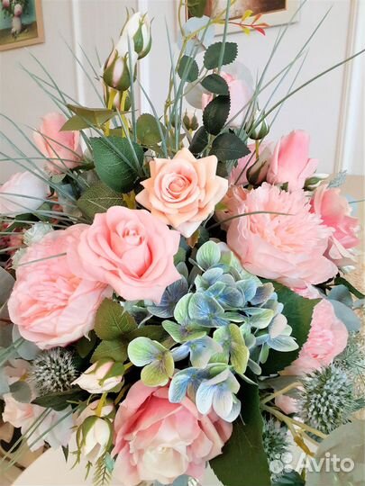 Интерьерная композиция из искусственных цветов